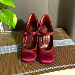 1) Tory Burch - Size 6 - Mary Mary Pumps